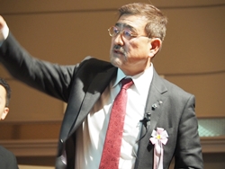 代表取締役社長 塚本 恭夫